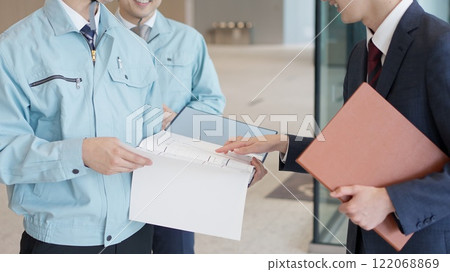 A man in work clothes having a meeting with a client 122068869