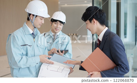 A man in work clothes having a meeting with a client 122068870