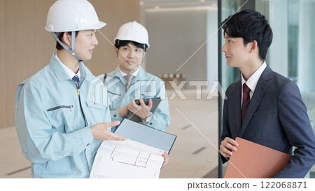 A man in work clothes having a meeting with a client 122068871