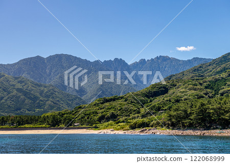 從長田漁港眺望的夏日天空和屋久島阿爾卑斯山 122068999