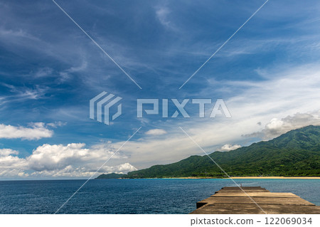 從長田漁港眺望的夏日天空和屋久島阿爾卑斯山 從長田漁港眺望的夏日天空和屋久島阿爾卑斯山 122069034