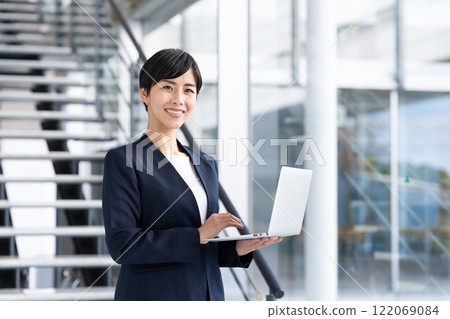 Business woman working in the office Business woman working in the office 122069084