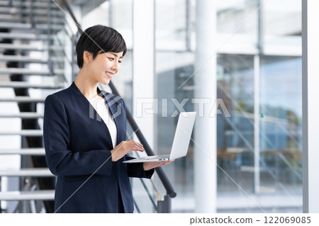 Business woman working in the office Business woman working in the office 122069085