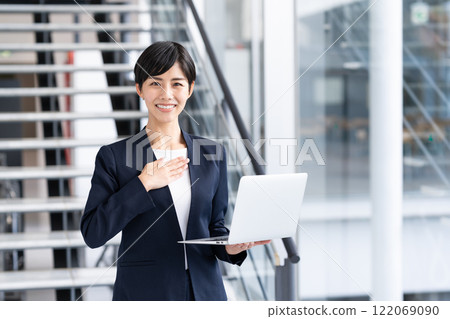 Business woman working in the office 122069090