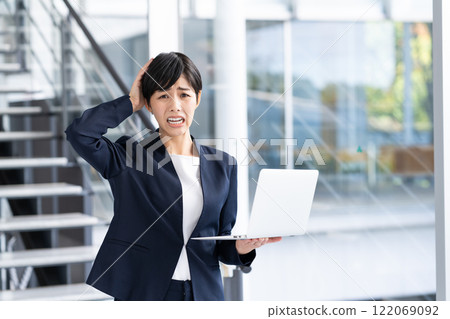 在辦公室工作的女商人 在辦公室工作的女商人 122069092