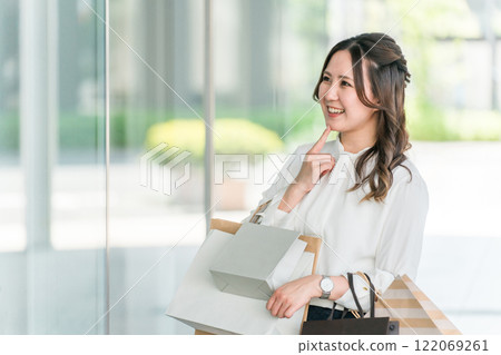 那些把錢浪費在購物、購物、促銷、討價還價的女商人 那些把錢浪費在購物、購物、促銷、討價還價的女商人 122069261