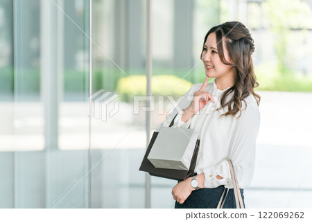 那些把錢浪費在購物、購物、促銷、討價還價的女商人 那些把錢浪費在購物、購物、促銷、討價還價的女商人 122069262