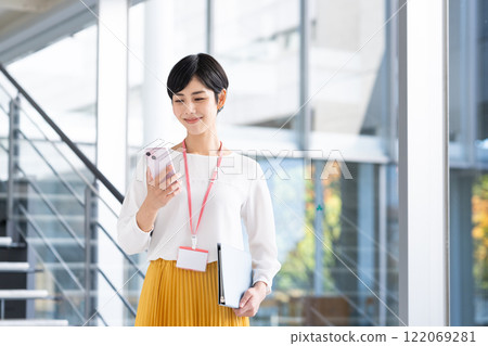 Business woman using a smartphone in the office Business woman using a smartphone in the office 122069281