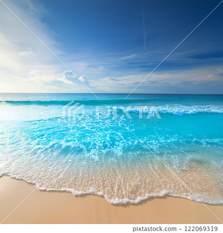 美麗的藍色大海、沙灘和藍天。水平線。 122069319