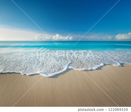 美麗的藍色大海、沙灘和藍天。水平線。 122069320