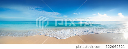 美麗的藍色大海、沙灘和藍天。水平線。 122069321