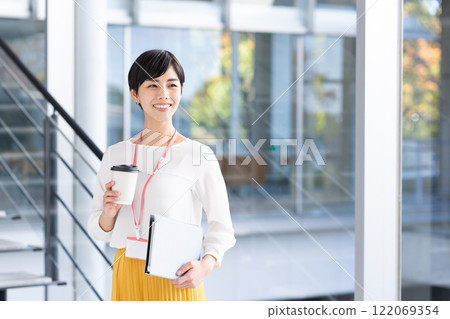 在辦公室工作的女商人 122069354