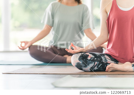 在瑜伽課和普拉提中學習瑜伽的女性的手 在瑜伽課和普拉提中學習瑜伽的女性的手 122069713