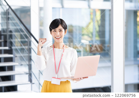在辦公室工作的女商人 122069756