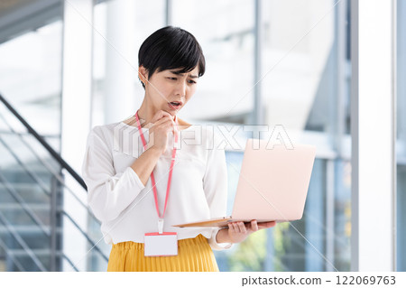 Business woman working in the office 122069763