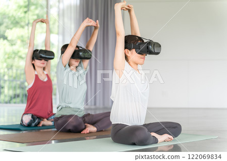 一位戴著 VR 護目鏡做瑜伽的女士(瑜伽課) 一位戴著 VR 護目鏡做瑜伽的女士(瑜伽課) 122069834