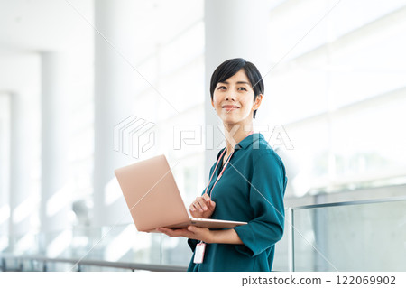 Business woman working in the office 122069902