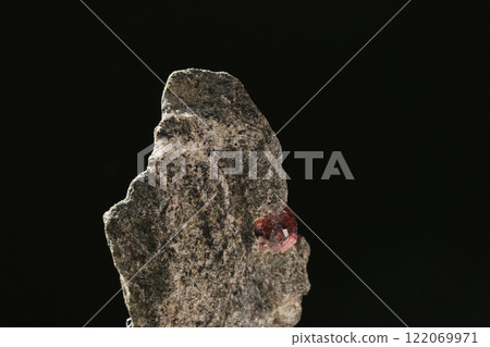 Garnet with host rock/garnet 122069971