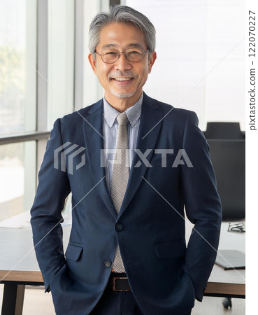 在辦公室拍攝的 50 多歲或 60 多歲的微笑商人的肖像 122070227