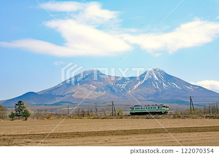 Hakodate Main Line local train running with Mount Komagatake in the background, Kiha 40, nearing retirement Hakodate Main Line local train running with Mount Komagatake in the background, Kiha 40, nearing retirement 122070354