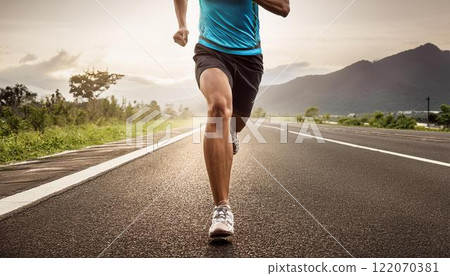 跑步者的腿跑步 122070381