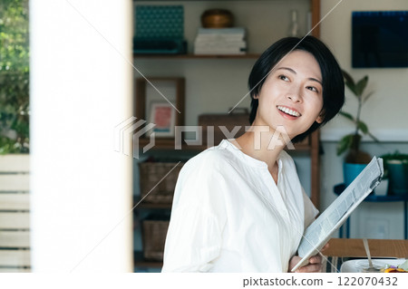 年輕女子早餐場景 122070432