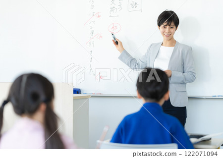 老師在課堂上教學 122071094