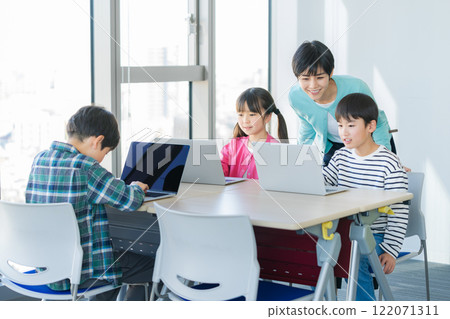 小學生在教室裡操作電腦 122071311