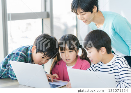 小學生在教室裡操作電腦 122071334