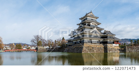 Matsumoto Castle in winter covered in snow in Matsumoto City, Nagano Prefecture Matsumoto Castle in winter covered in snow in Matsumoto City, Nagano Prefecture 122071473