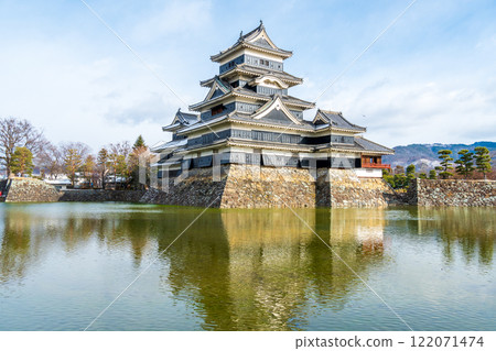 長野縣松本市冬天的松本城被白雪覆蓋 122071474