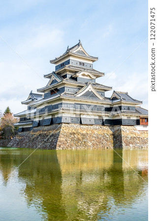 Matsumoto Castle in winter covered in snow in Matsumoto City, Nagano Prefecture Matsumoto Castle in winter covered in snow in Matsumoto City, Nagano Prefecture 122071475