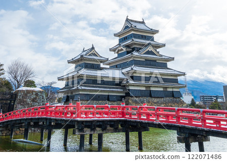 Matsumoto Castle in winter covered in snow in Matsumoto City, Nagano Prefecture Matsumoto Castle in winter covered in snow in Matsumoto City, Nagano Prefecture 122071486