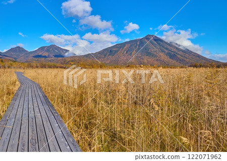 Autumn in Senjogahara, Nikko, Tochigi Prefecture. View to the east from the nature trail near Senmon Pond on the north side (Mt. Nantai, Mt. Omanako, etc.) Autumn in Senjogahara, Nikko, Tochigi Prefecture. View to the east from the nature trail near Senmon Pond on the north side (Mt. Nantai, Mt. Omanako, etc.) 122071962