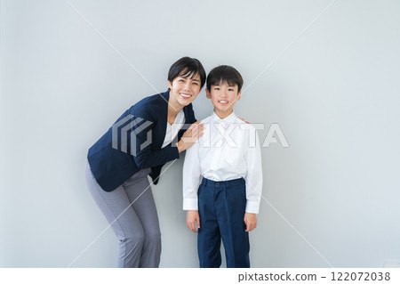 孩子和老師並排站著 122072038