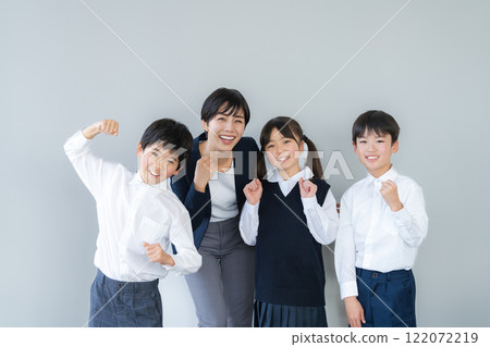 同學和老師在教室裡排隊 122072219