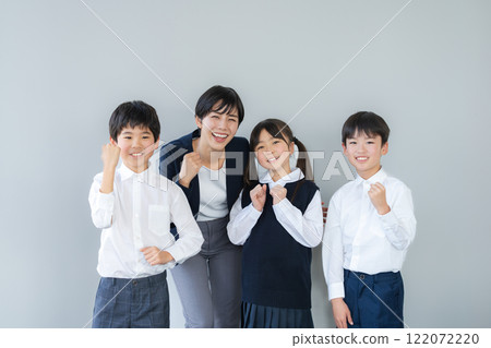 同學和老師在教室裡排隊 122072220