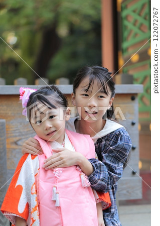 一名 3 歲女孩和她的妹妹參拜七五三神社 122072767