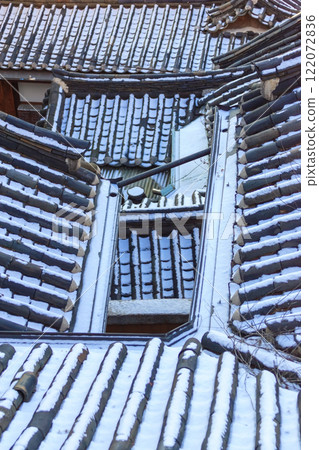 Snowy Seoul Jongno-gu Bukchon Hanok Village roof 122072836