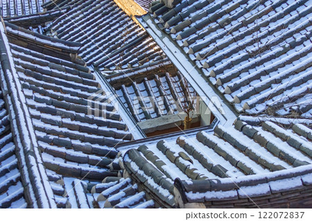 Snowy Seoul Jongno-gu Bukchon Hanok Village roof 122072837