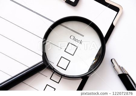 財務報告和放大鏡 122072876