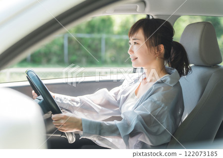 駕駛汽車的亞裔婦女 駕駛汽車的亞裔婦女 122073185
