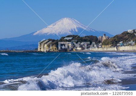 從鎌倉七里濱海灘眺望白雪皚皚的富士山 122073503