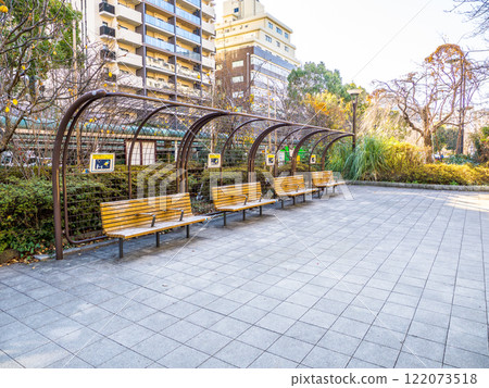 A bench with a partition in the park 122073518