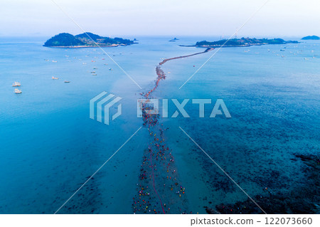 Tourists crossing Jindo-gun's miracle Sea Road revealed by low tide 122073660