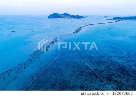Tourists crossing Jindo-gun's miracle Sea Road revealed by low tide 122073663