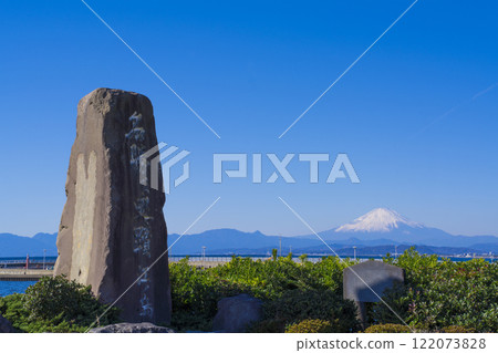 江之島石碑和白雪皚皚的富士山 江之島石碑和白雪皚皚的富士山 122073828