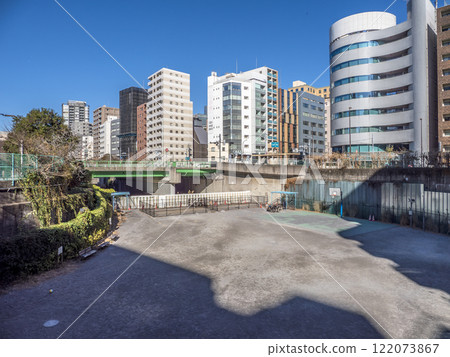 築地河填海後，城市規劃發生變化，在河床上開闢了空間【築地河公園多功能廣場】 122073867