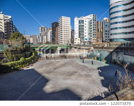 築地河填海後，城市規劃發生變化，在河床上開闢了空間【築地河公園多功能廣場】 122073870