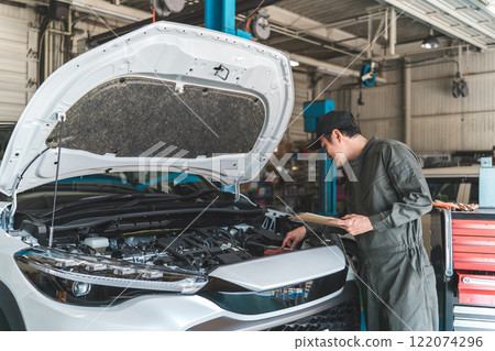 檢查汽車引擎室/驗收檢查（車輛檢查/定期檢查）的汽車修理工 122074296